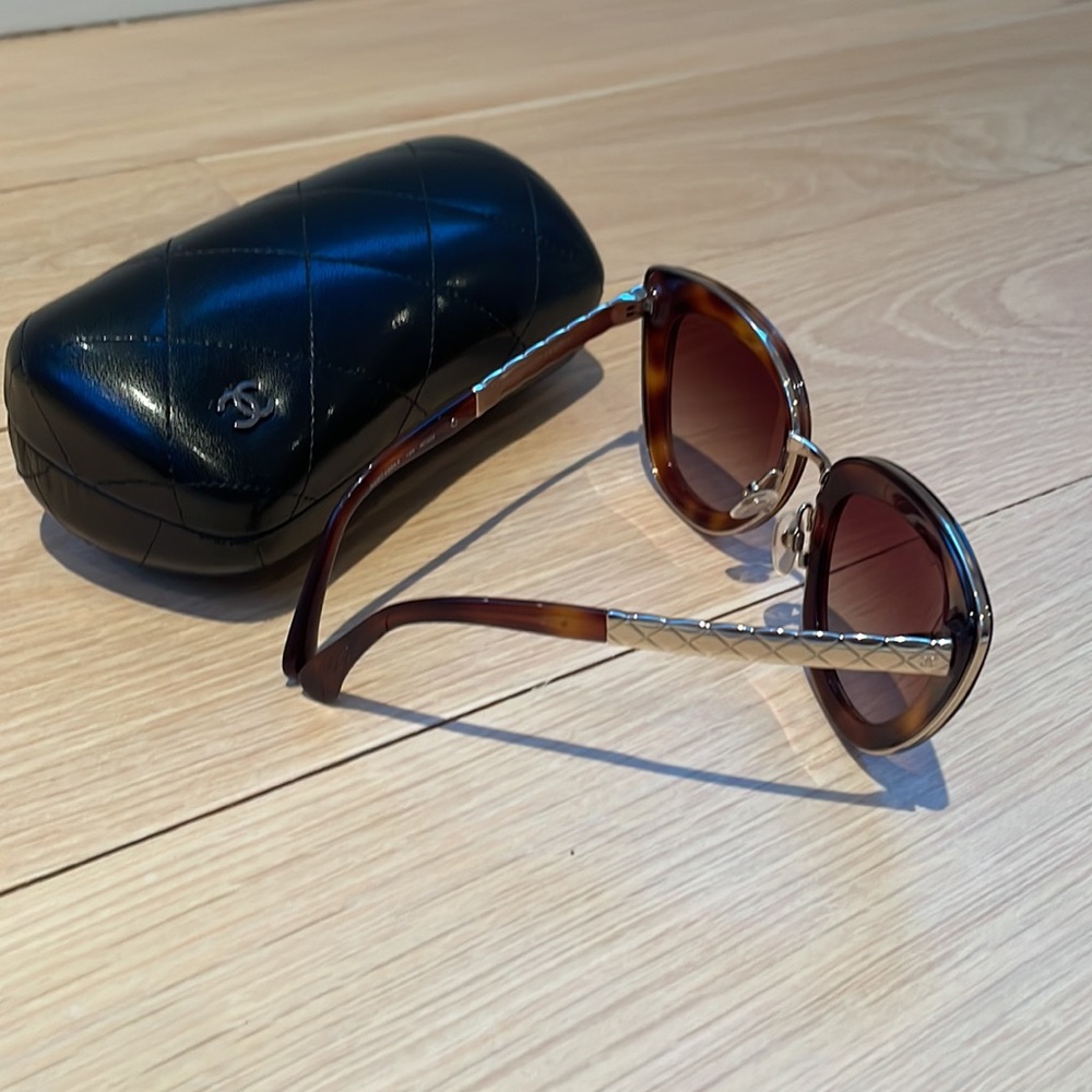 Chanel Sunglasses - Tortoiseshell Frames With Gol… - image 2